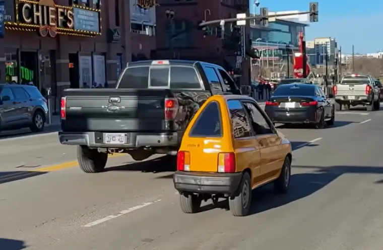 Nije ni crtić ni optička iluzija: Napravio je najuži auto na svijetu i potpuno ga legalno vozi ulicama