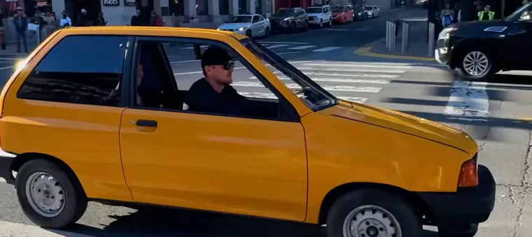 Nije ni crtić ni optička iluzija: Napravio je najuži auto na svijetu i potpuno ga legalno vozi ulicama