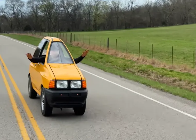 Nije ni crtić ni optička iluzija: Napravio je najuži auto na svijetu i potpuno ga legalno vozi ulicama