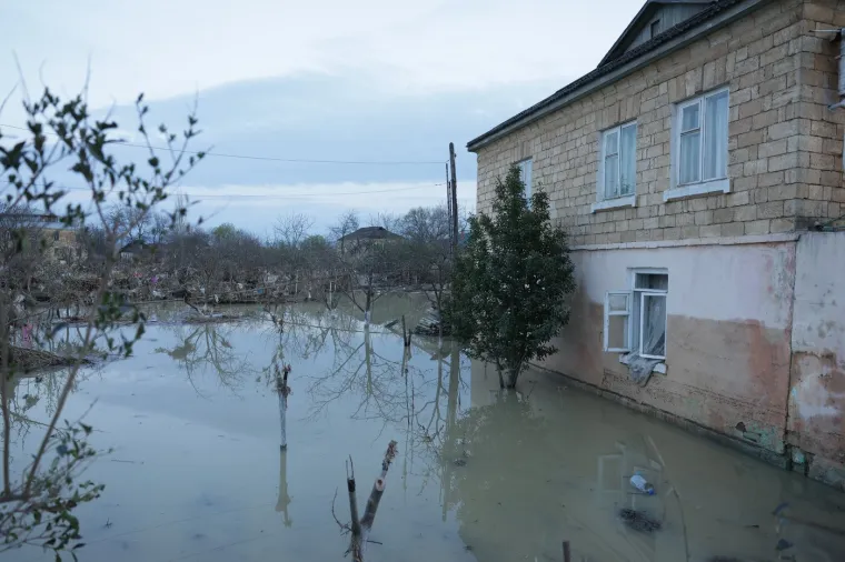 Pogodile su ih stra&scaron;ne poplave: Bujica vode uni&scaron;tila sve pred sobom, sru&scaron;eni dijelovi kuća...