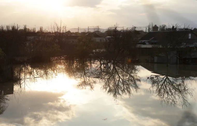 Pogodile su ih stra&scaron;ne poplave: Bujica vode uni&scaron;tila sve pred sobom, sru&scaron;eni dijelovi kuća...
