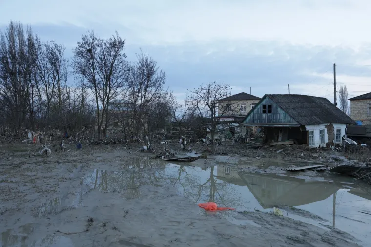 Pogodile su ih stra&scaron;ne poplave: Bujica vode uni&scaron;tila sve pred sobom, sru&scaron;eni dijelovi kuća...