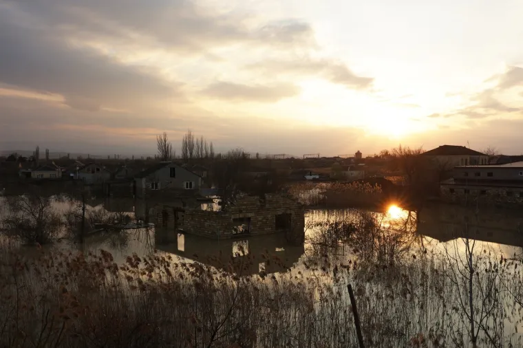 Pogodile su ih stra&scaron;ne poplave: Bujica vode uni&scaron;tila sve pred sobom, sru&scaron;eni dijelovi kuća...