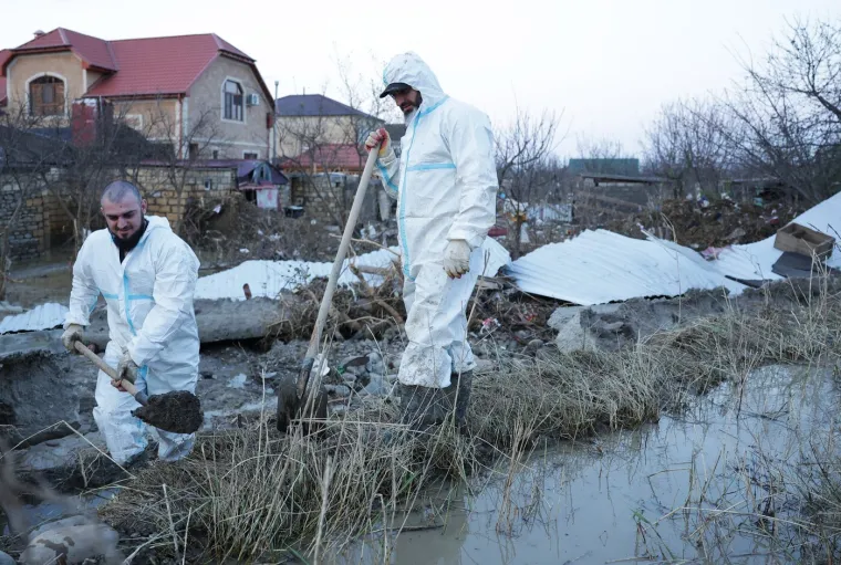 Pogodile su ih stra&scaron;ne poplave: Bujica vode uni&scaron;tila sve pred sobom, sru&scaron;eni dijelovi kuća...