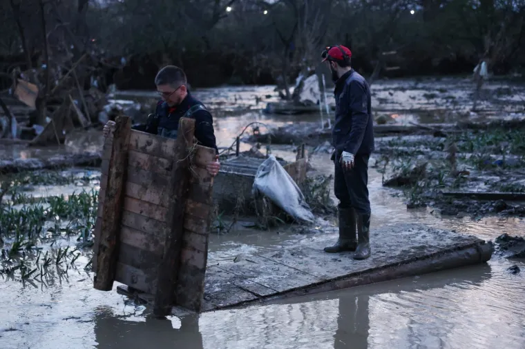 Pogodile su ih stra&scaron;ne poplave: Bujica vode uni&scaron;tila sve pred sobom, sru&scaron;eni dijelovi kuća...