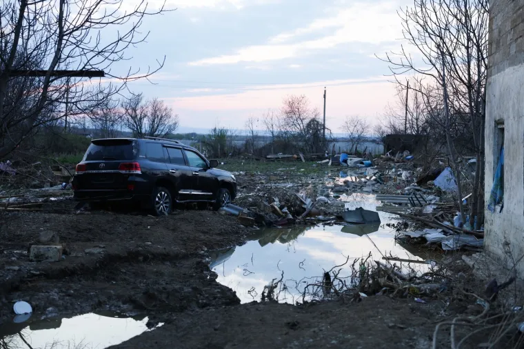Pogodile su ih stra&scaron;ne poplave: Bujica vode uni&scaron;tila sve pred sobom, sru&scaron;eni dijelovi kuća...