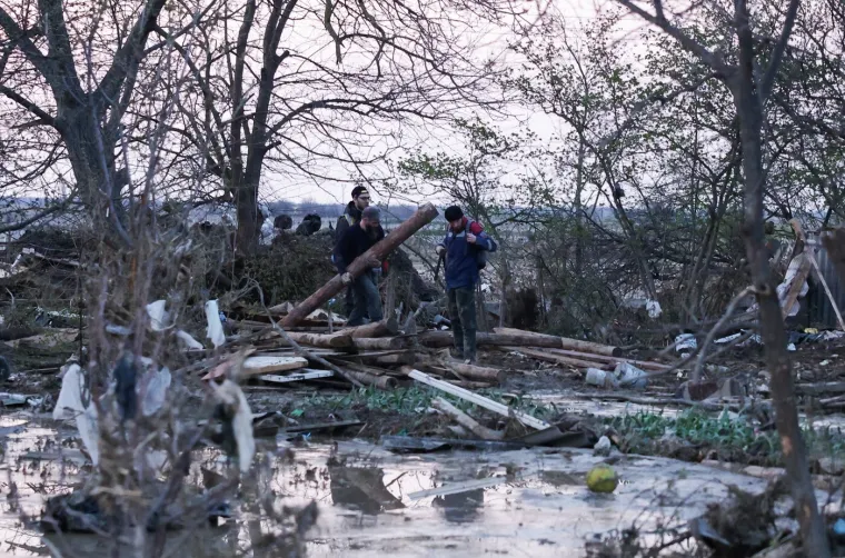 Pogodile su ih stra&scaron;ne poplave: Bujica vode uni&scaron;tila sve pred sobom, sru&scaron;eni dijelovi kuća...