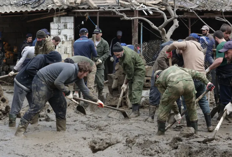 Pogodile su ih stra&scaron;ne poplave: Bujica vode uni&scaron;tila sve pred sobom, sru&scaron;eni dijelovi kuća...
