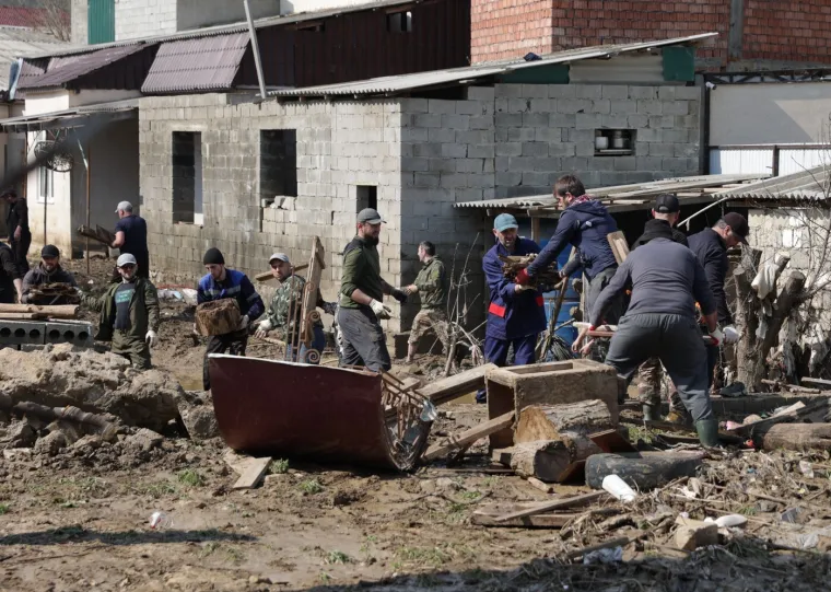 Pogodile su ih stra&scaron;ne poplave: Bujica vode uni&scaron;tila sve pred sobom, sru&scaron;eni dijelovi kuća...