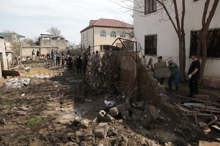 Pogodile su ih stra&scaron;ne poplave: Bujica vode uni&scaron;tila sve pred sobom, sru&scaron;eni dijelovi kuća...