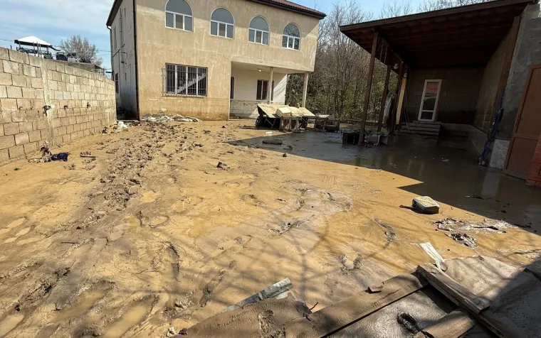 Pogodile su ih stra&scaron;ne poplave: Bujica vode uni&scaron;tila sve pred sobom, sru&scaron;eni dijelovi kuća...