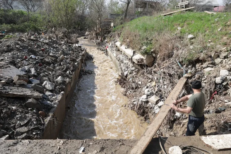 Pogodile su ih stra&scaron;ne poplave: Bujica vode uni&scaron;tila sve pred sobom, sru&scaron;eni dijelovi kuća...