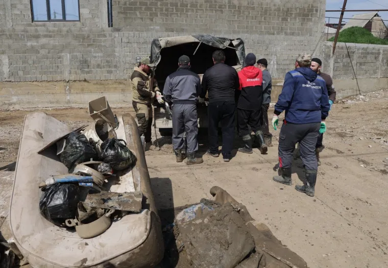 Pogodile su ih stra&scaron;ne poplave: Bujica vode uni&scaron;tila sve pred sobom, sru&scaron;eni dijelovi kuća...
