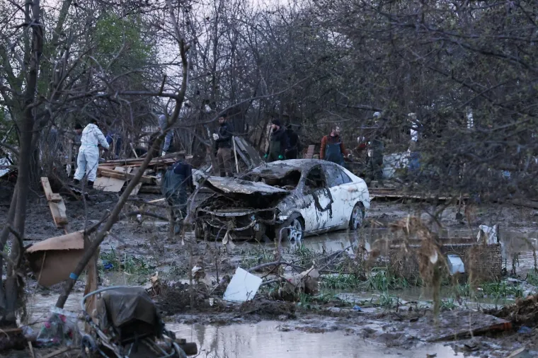 Pogodile su ih stra&scaron;ne poplave: Bujica vode uni&scaron;tila sve pred sobom, sru&scaron;eni dijelovi kuća...