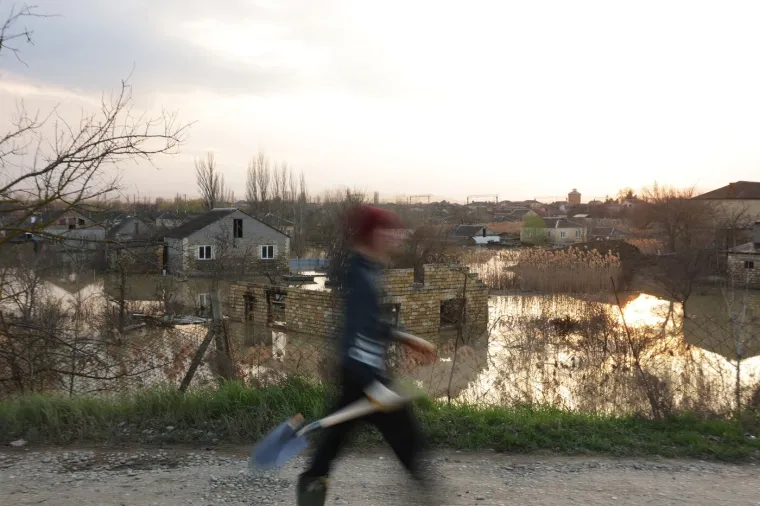 Pogodile su ih stra&scaron;ne poplave: Bujica vode uni&scaron;tila sve pred sobom, sru&scaron;eni dijelovi kuća...