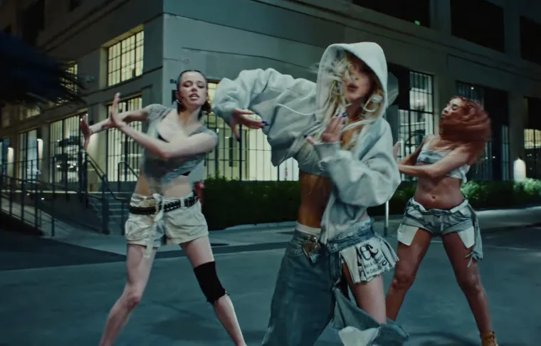 Postala ženstvenija i odbacila mu&scaron;ku modu: Ne zna se sliči ili vi&scaron;e na majku ili oca