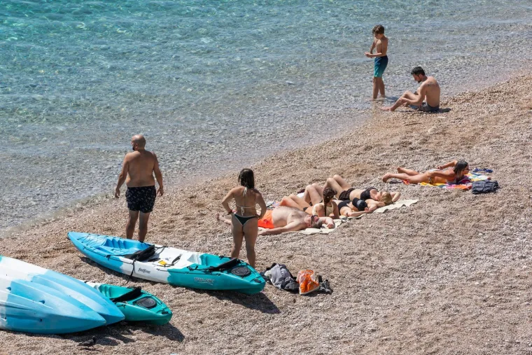 Tko im ne bi zavidio? Pogledajte prizore s najpoznatije plaže u Dubrovniku
