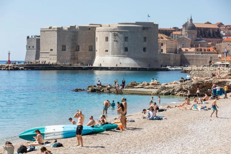 Tko im ne bi zavidio? Pogledajte prizore s najpoznatije plaže u Dubrovniku