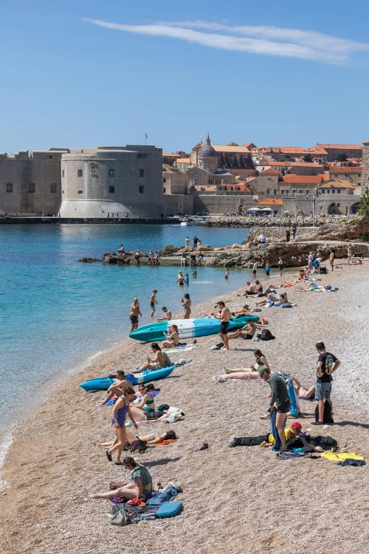 Tko im ne bi zavidio? Pogledajte prizore s najpoznatije plaže u Dubrovniku