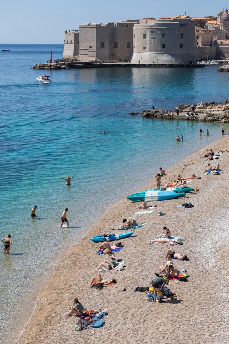 Tko im ne bi zavidio? Pogledajte prizore s najpoznatije plaže u Dubrovniku