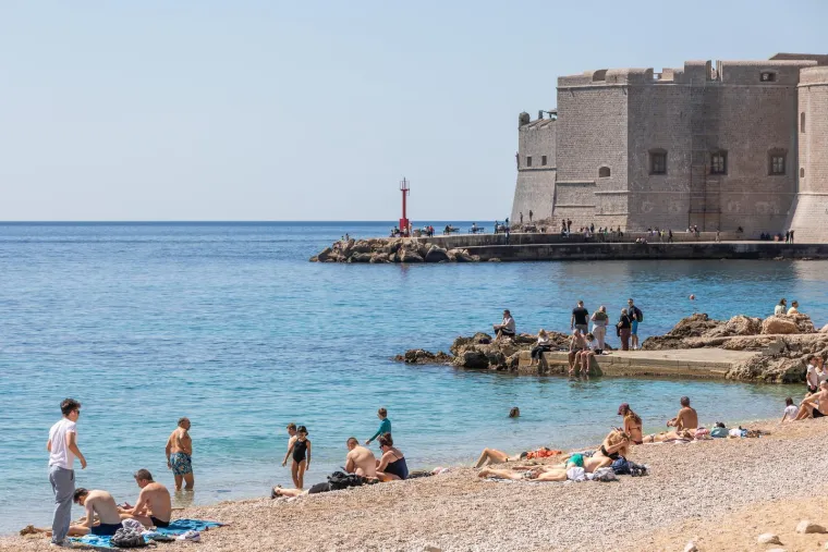 Tko im ne bi zavidio? Pogledajte prizore s najpoznatije plaže u Dubrovniku