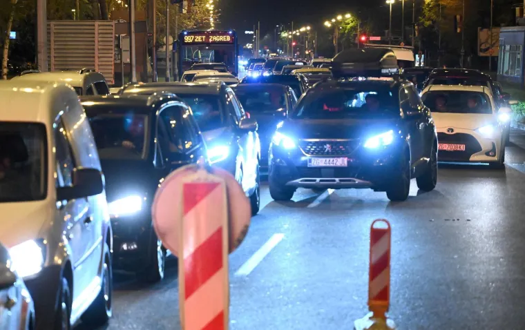 Nevjerojatni prizori iz Zagreba: Pukla cijev na važnom raskrižju, sve je poplavljeno!