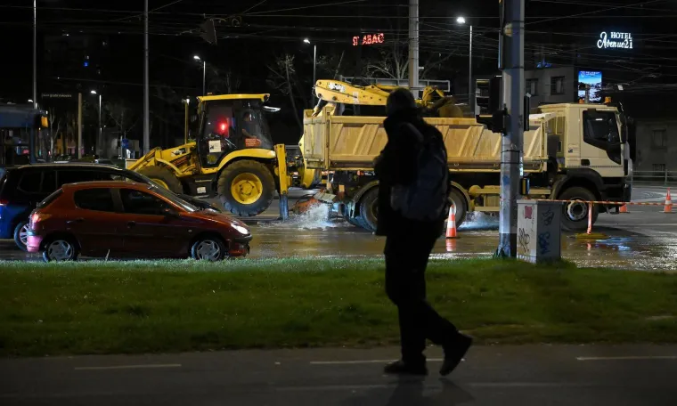 Nevjerojatni prizori iz Zagreba: Pukla cijev na važnom raskrižju, sve je poplavljeno!