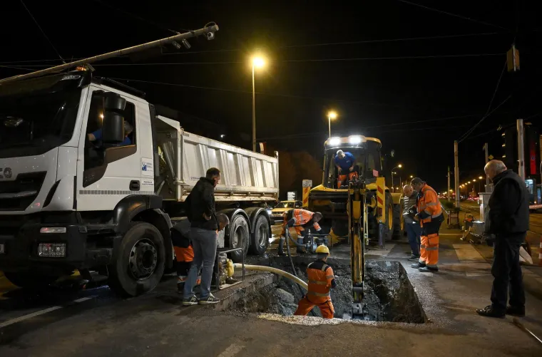 Nevjerojatni prizori iz Zagreba: Pukla cijev na važnom raskrižju, sve je poplavljeno!
