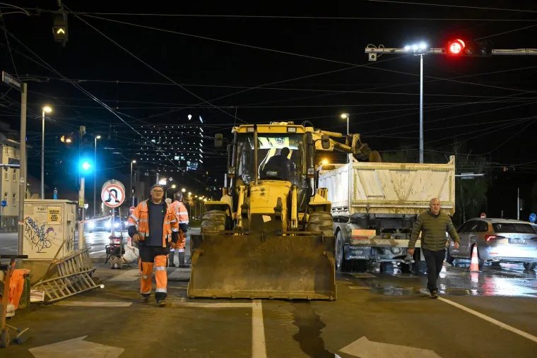 Nevjerojatni prizori iz Zagreba: Pukla cijev na važnom raskrižju, sve je poplavljeno!