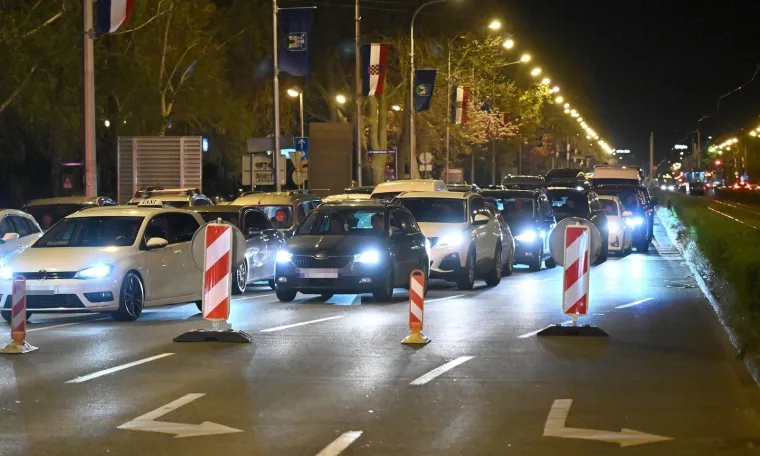 Nevjerojatni prizori iz Zagreba: Pukla cijev na važnom raskrižju, sve je poplavljeno!
