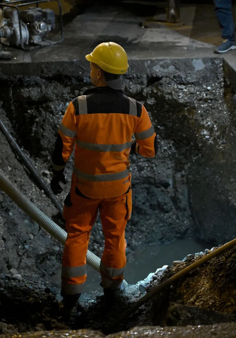 Nevjerojatni prizori iz Zagreba: Pukla cijev na važnom raskrižju, sve je poplavljeno!