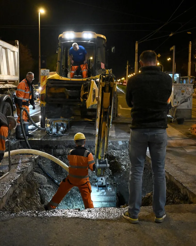 Nevjerojatni prizori iz Zagreba: Pukla cijev na važnom raskrižju, sve je poplavljeno!