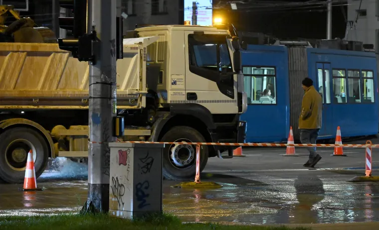 Nevjerojatni prizori iz Zagreba: Pukla cijev na važnom raskrižju, sve je poplavljeno!