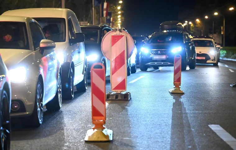 Nevjerojatni prizori iz Zagreba: Pukla cijev na važnom raskrižju, sve je poplavljeno!