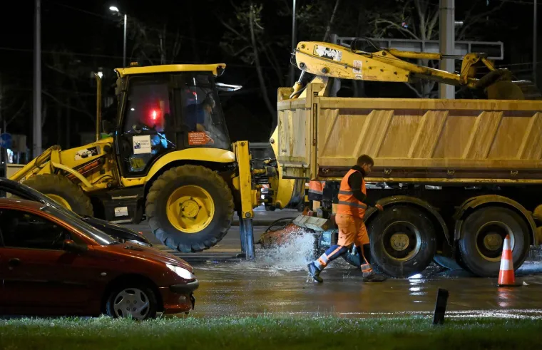 Nevjerojatni prizori iz Zagreba: Pukla cijev na važnom raskrižju, sve je poplavljeno!