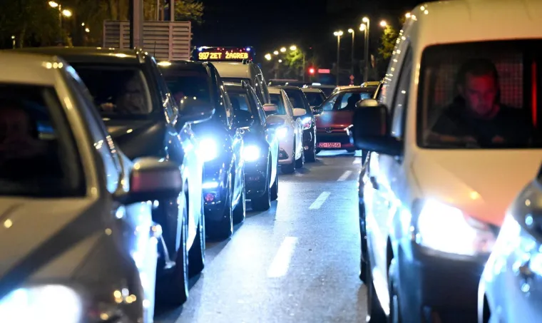 Nevjerojatni prizori iz Zagreba: Pukla cijev na važnom raskrižju, sve je poplavljeno!