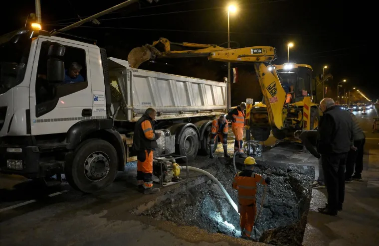 Nevjerojatni prizori iz Zagreba: Pukla cijev na važnom raskrižju, sve je poplavljeno!