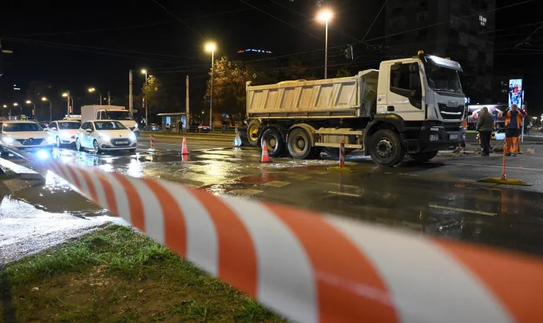 Nevjerojatni prizori iz Zagreba: Pukla cijev na važnom raskrižju, sve je poplavljeno!