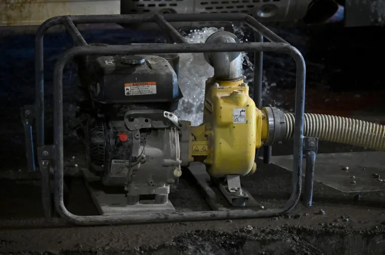 Nevjerojatni prizori iz Zagreba: Pukla cijev na važnom raskrižju, sve je poplavljeno!