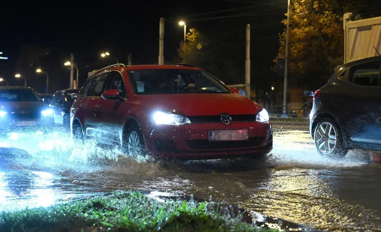 Nevjerojatni prizori iz Zagreba: Pukla cijev na važnom raskrižju, sve je poplavljeno!