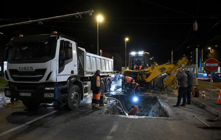 Nevjerojatni prizori iz Zagreba: Pukla cijev na važnom raskrižju, sve je poplavljeno!