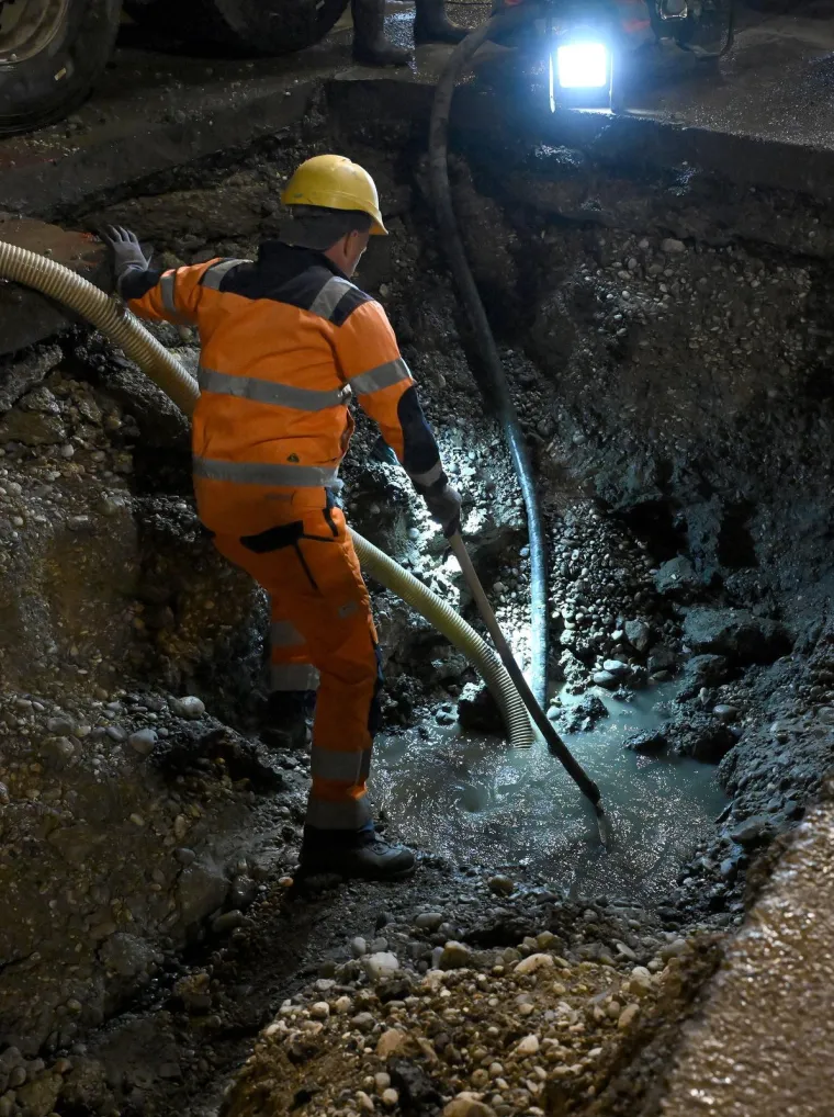 Nevjerojatni prizori iz Zagreba: Pukla cijev na važnom raskrižju, sve je poplavljeno!