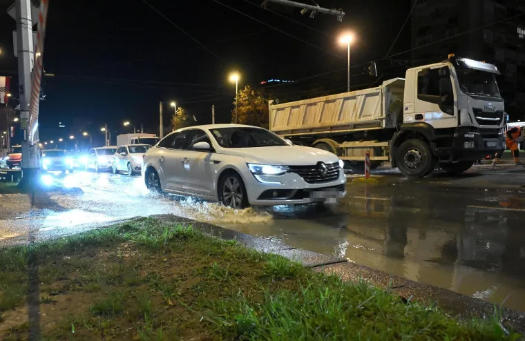 Nevjerojatni prizori iz Zagreba: Pukla cijev na važnom raskrižju, sve je poplavljeno!