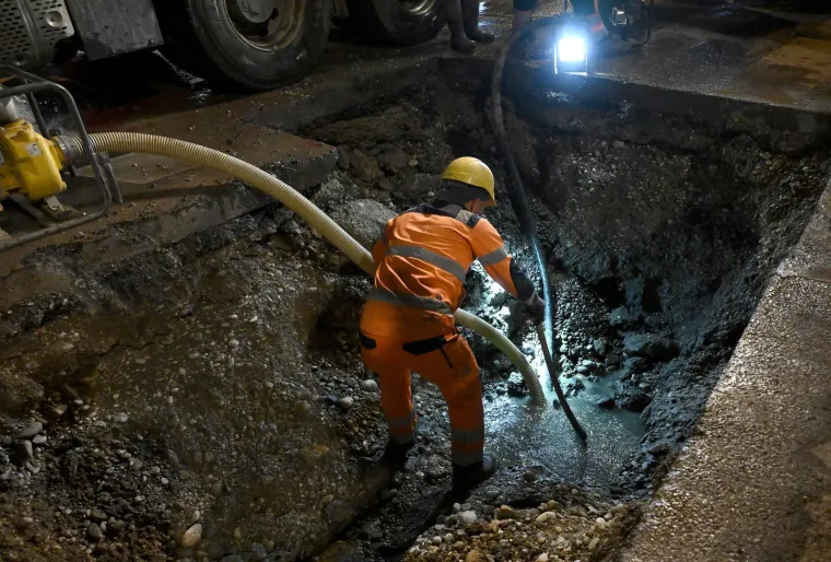 Nevjerojatni prizori iz Zagreba: Pukla cijev na važnom raskrižju, sve je poplavljeno!