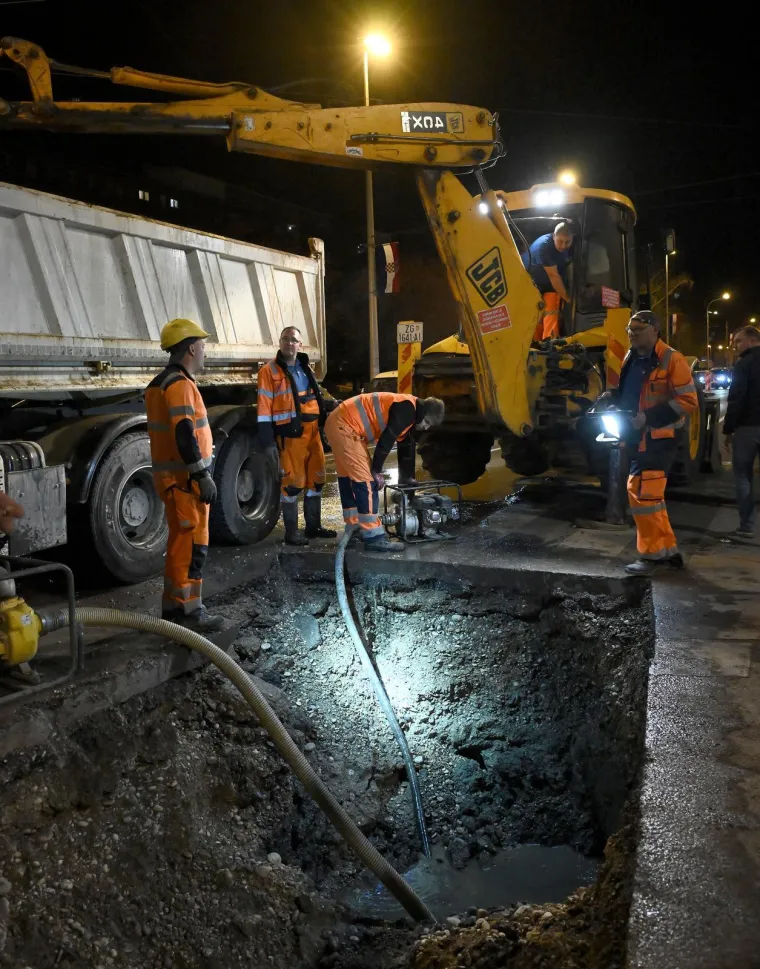 Nevjerojatni prizori iz Zagreba: Pukla cijev na važnom raskrižju, sve je poplavljeno!