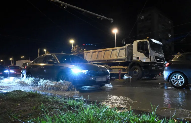 Nevjerojatni prizori iz Zagreba: Pukla cijev na važnom raskrižju, sve je poplavljeno!