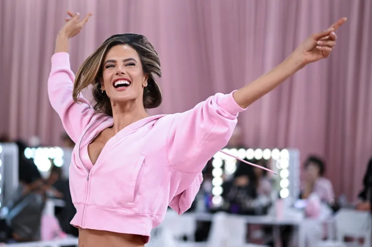 S 11 imala estetsku operaciju, pa postala slavna anđelica: Danas slavi 45., a ni traga godinama