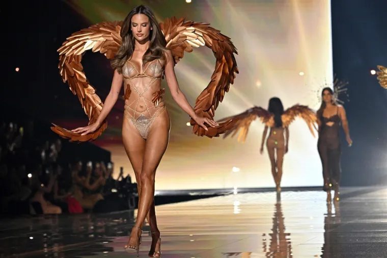 S 11 imala estetsku operaciju, pa postala slavna anđelica: Danas slavi 45., a ni traga godinama