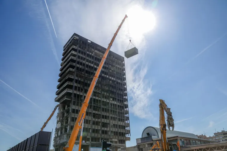 Počelo je? Bageri s bu&scaron;ilicom stigli pred Vjesnik, pogledajte &scaron;to rade neboderu