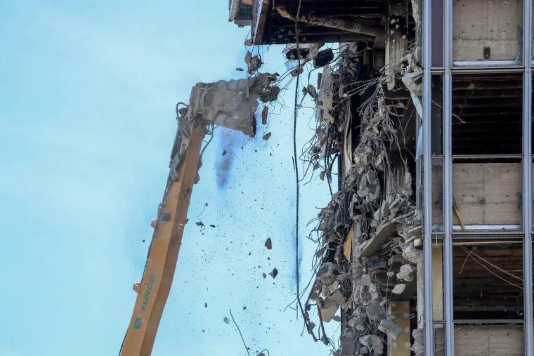 Počelo je? Bageri s bu&scaron;ilicom stigli pred Vjesnik, pogledajte &scaron;to rade neboderu